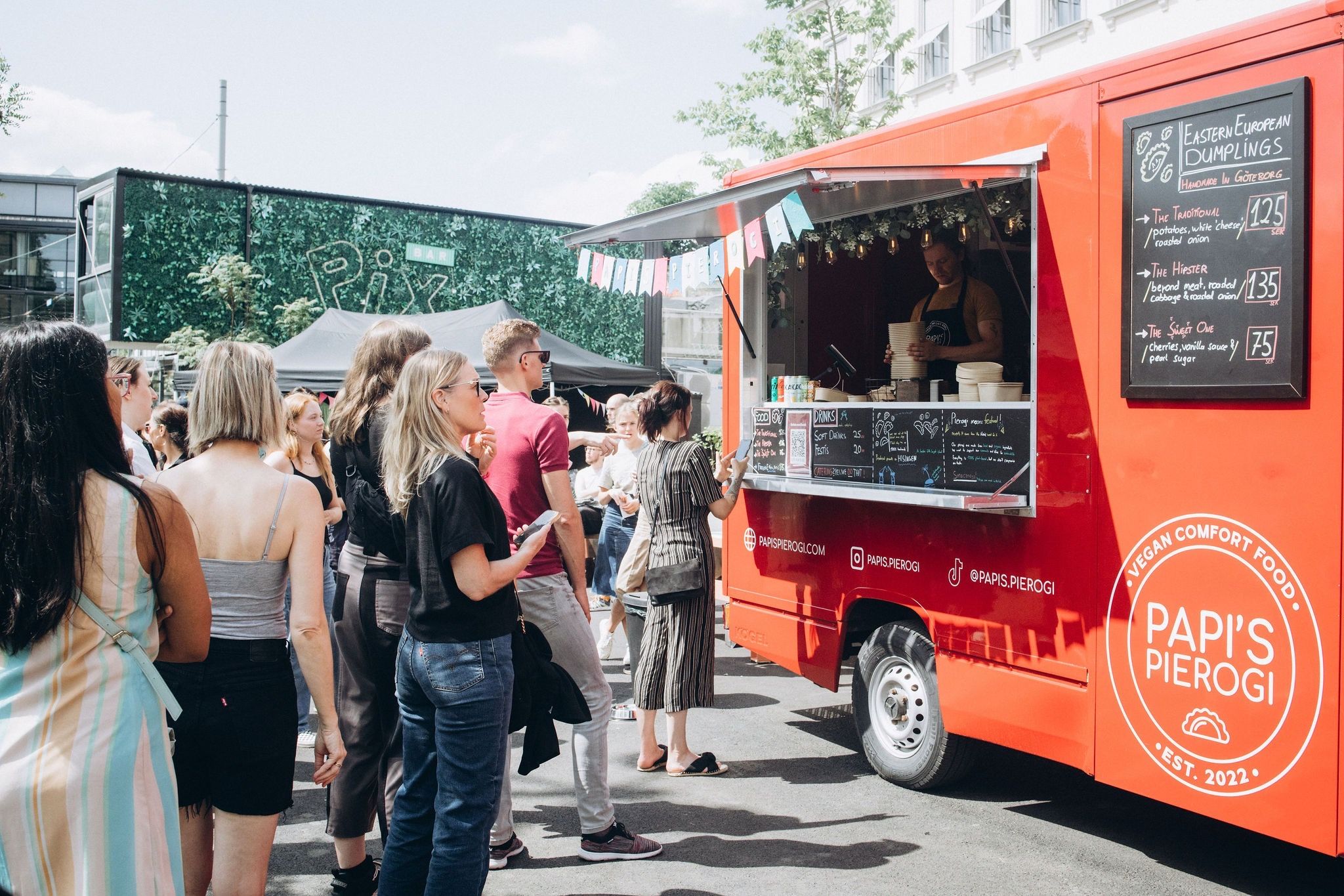 Bilde av folk som står i kø til food trucken
