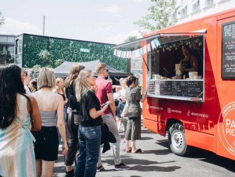 Bilde av folk som står i kø til food trucken
