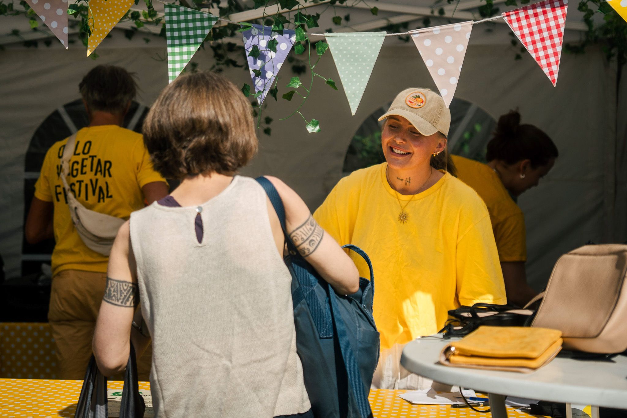 Bilde av person som kjøper billett til Oslo Vegetarfestival