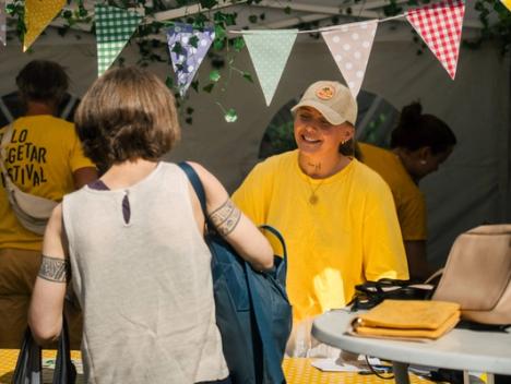 Bilde av person som kjøper billett til Oslo Vegetarfestival