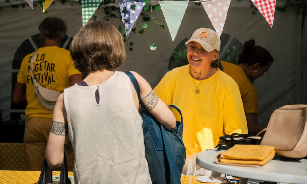 Bilde av person som kjøper billett til Oslo Vegetarfestival