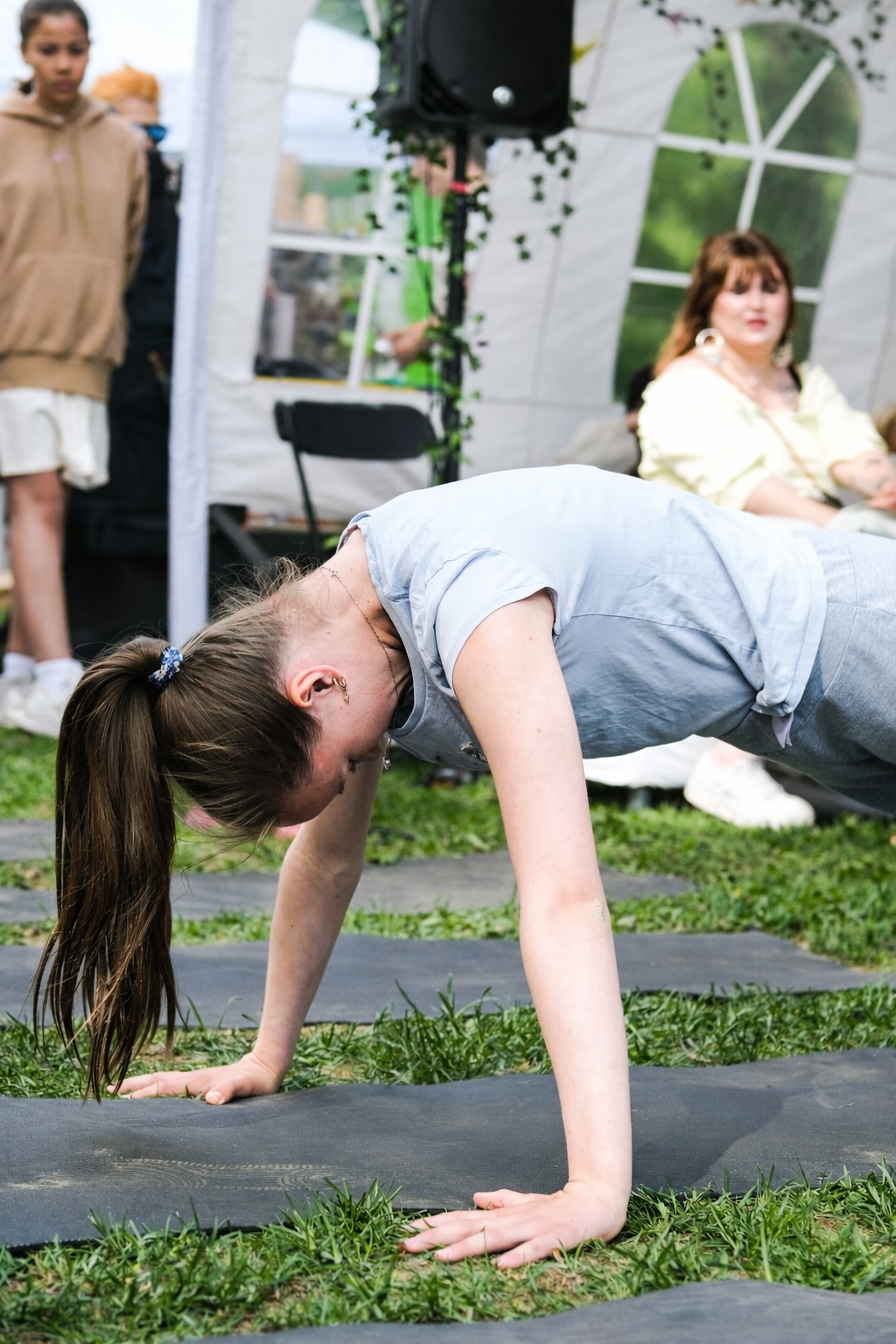 Kvinne står i planke