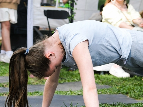 Kvinne står i planke