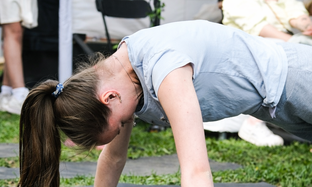 Kvinne står i planke