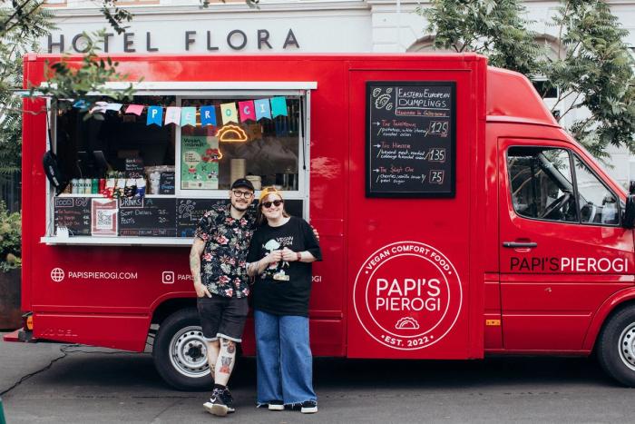 Bilde av Pascal og Katrin foran Papi's Pierogi's food truck
