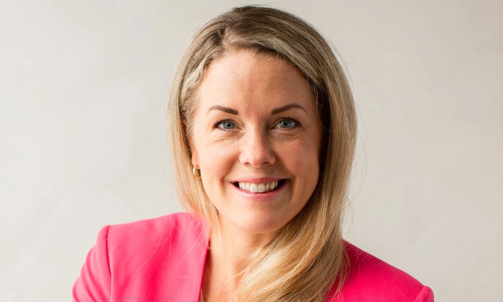 Bilde av barn og voksen på kjøkkenet.