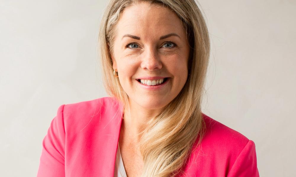 Bilde av barn og voksen på kjøkkenet.