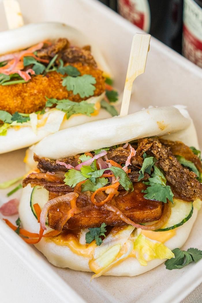 To fristende bao buns på en papptallerken.