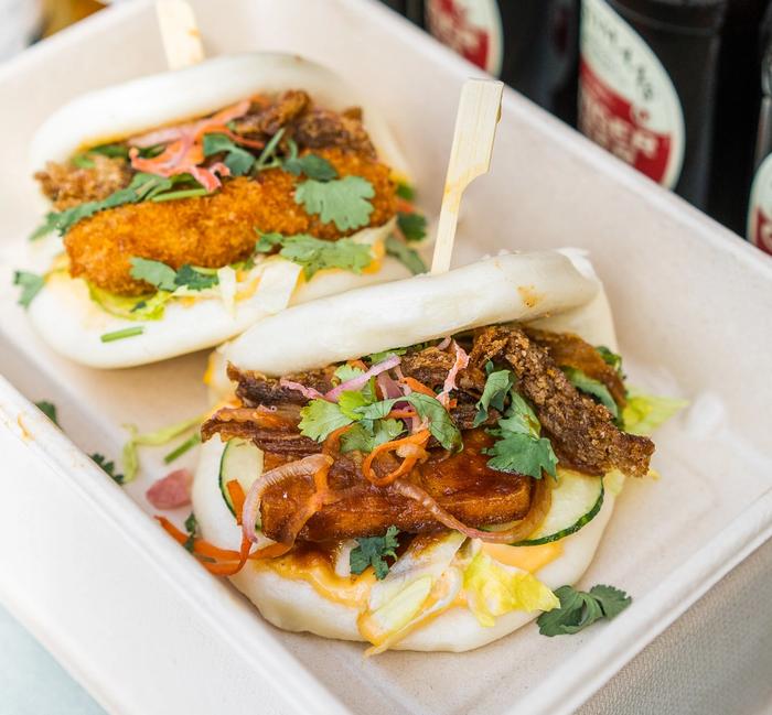 To fristende bao buns på en papptallerken.
