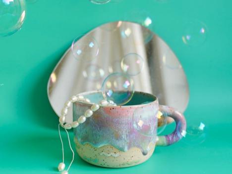 Bilde av fargerik keramikkopp såpebobler