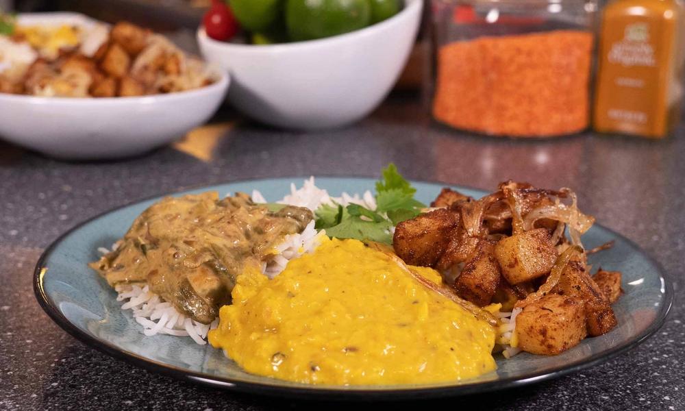 Bilde av tamilsk middagsrett med ulike curryer og ris.