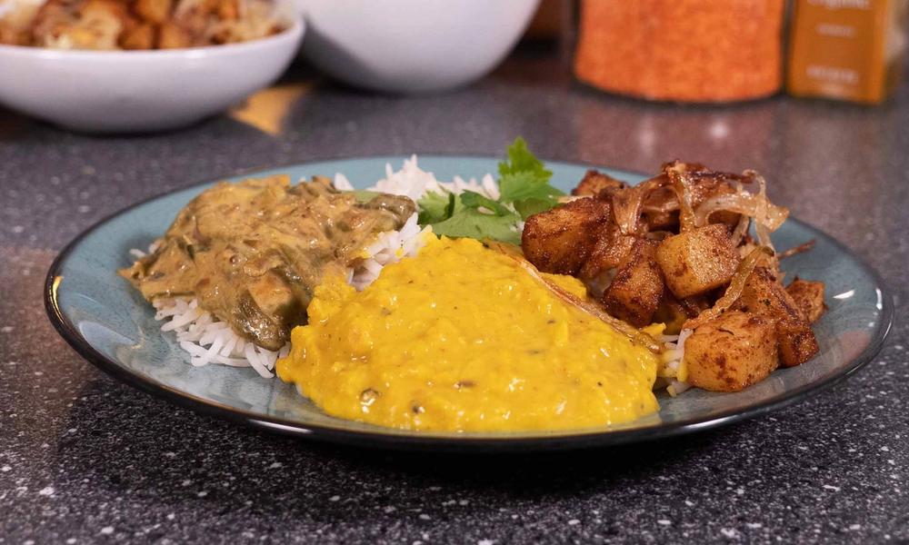 Bilde av tamilsk middagsrett med ulike curryer og ris.