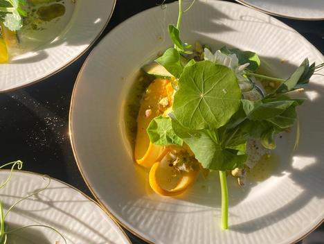 Bilde av tallerken med blomkarseblad og andre ville vekster