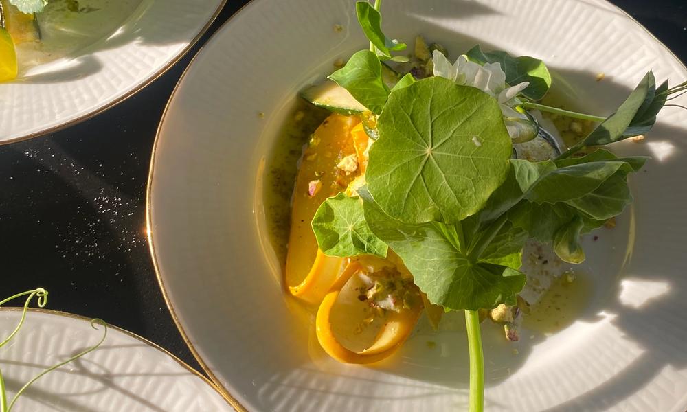 Bilde av tallerken med blomkarseblad og andre ville vekster