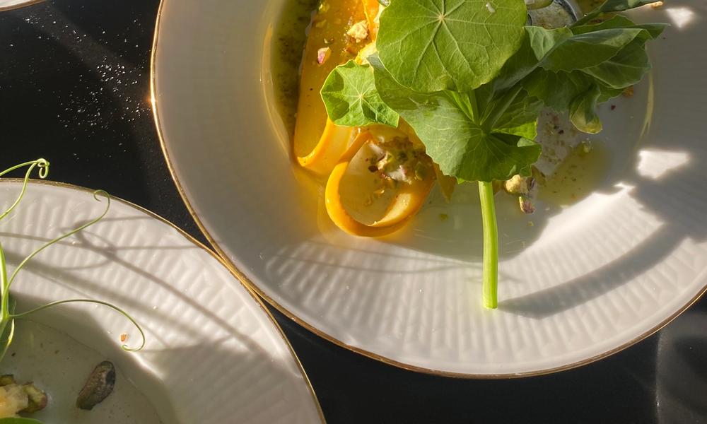 Bilde av tallerken med blomkarseblad og andre ville vekster