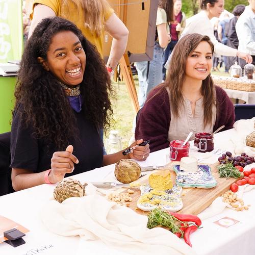 To damer som selger plantebasert ost