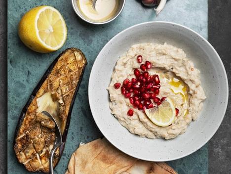 Bilde av en tallerken med baba ghnanoush, aubergine og pitabrød.