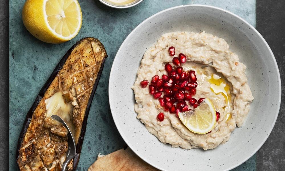 Bilde av en tallerken med baba ghnanoush, aubergine og pitabrød.