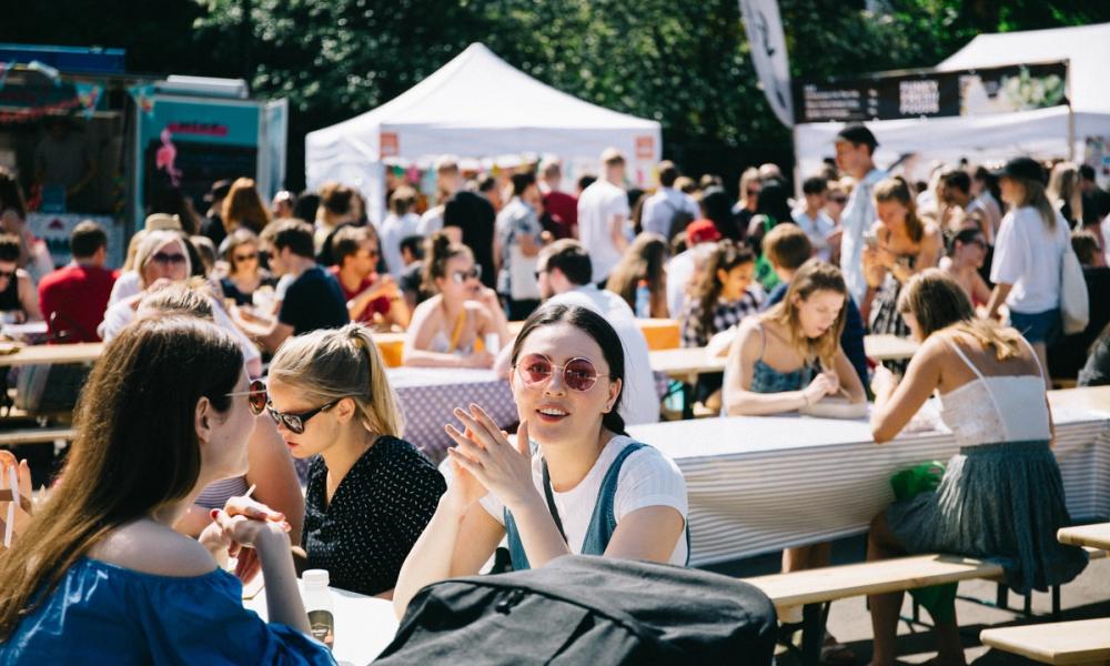 Bilde av inngangen til en bar.