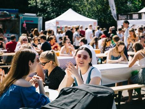 To jenter snakker sammen på en benk