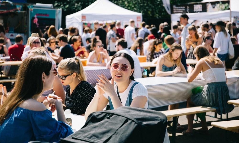 To jenter snakker sammen på en benk