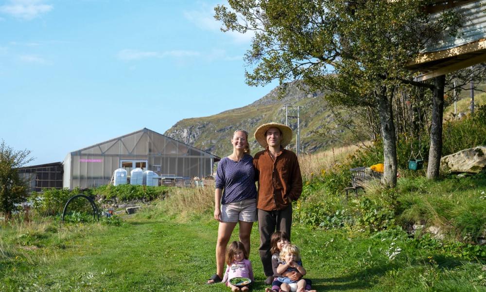 Lisa og Parsa Massahi utenfor drivhuset i Polarhagen