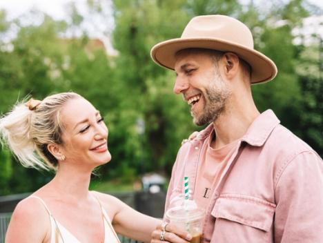 Bilde av et kjærestepar på Oslo Vegetarfestival