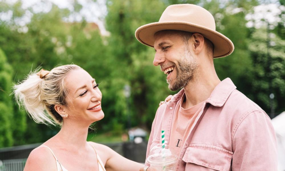 Bilde av et kjærestepar på Oslo Vegetarfestival