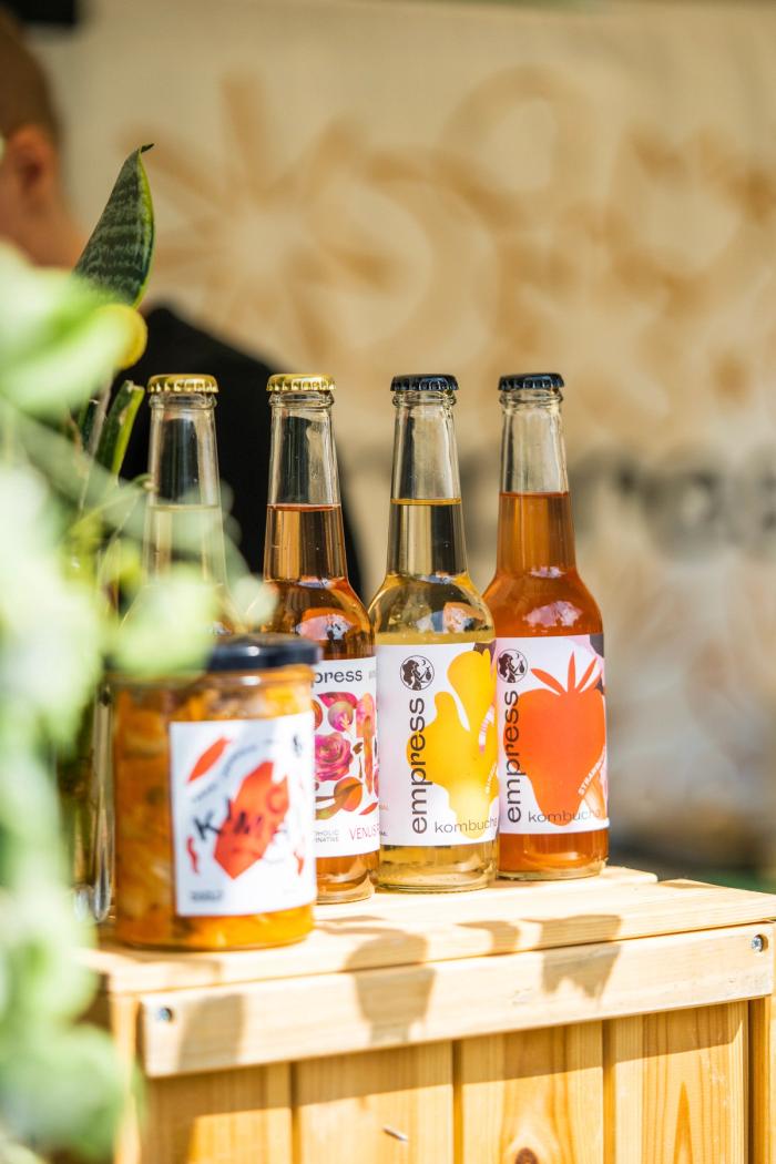 En disk med 4 små flasker kombucha