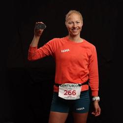 Mari holder en medalje i hånden