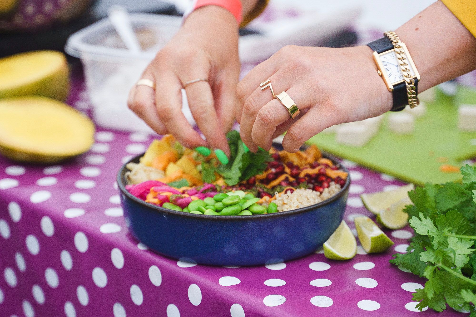 Hender som danderer en rett