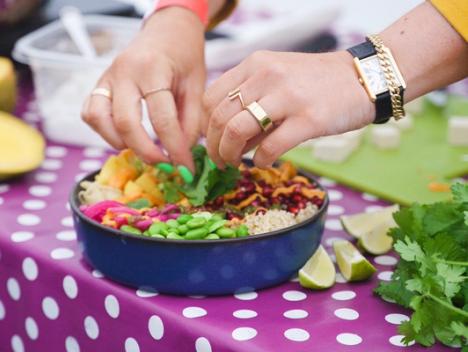 Hender som danderer en rett