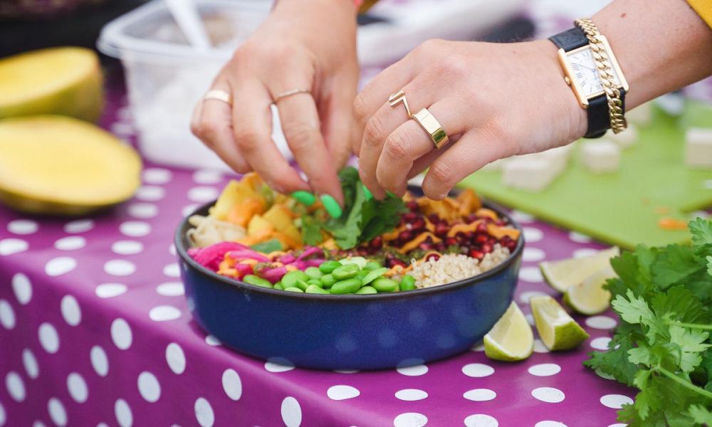 Hender som danderer en rett