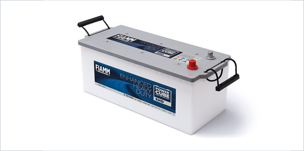 una batteria bianca e blu