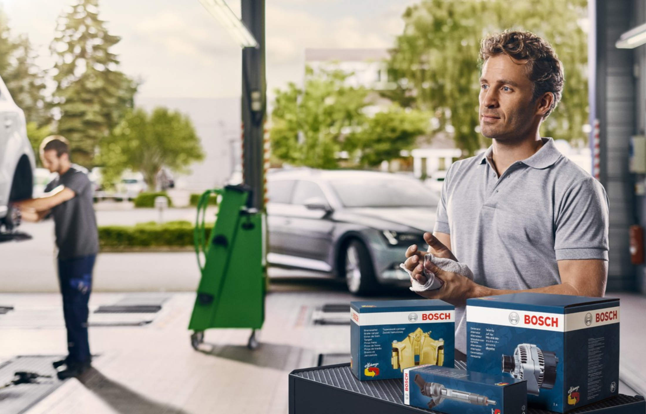 un meccanico con alcuni prodotti bosch