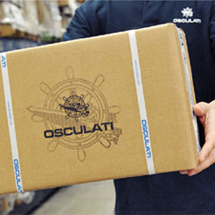 una persona con un pacco