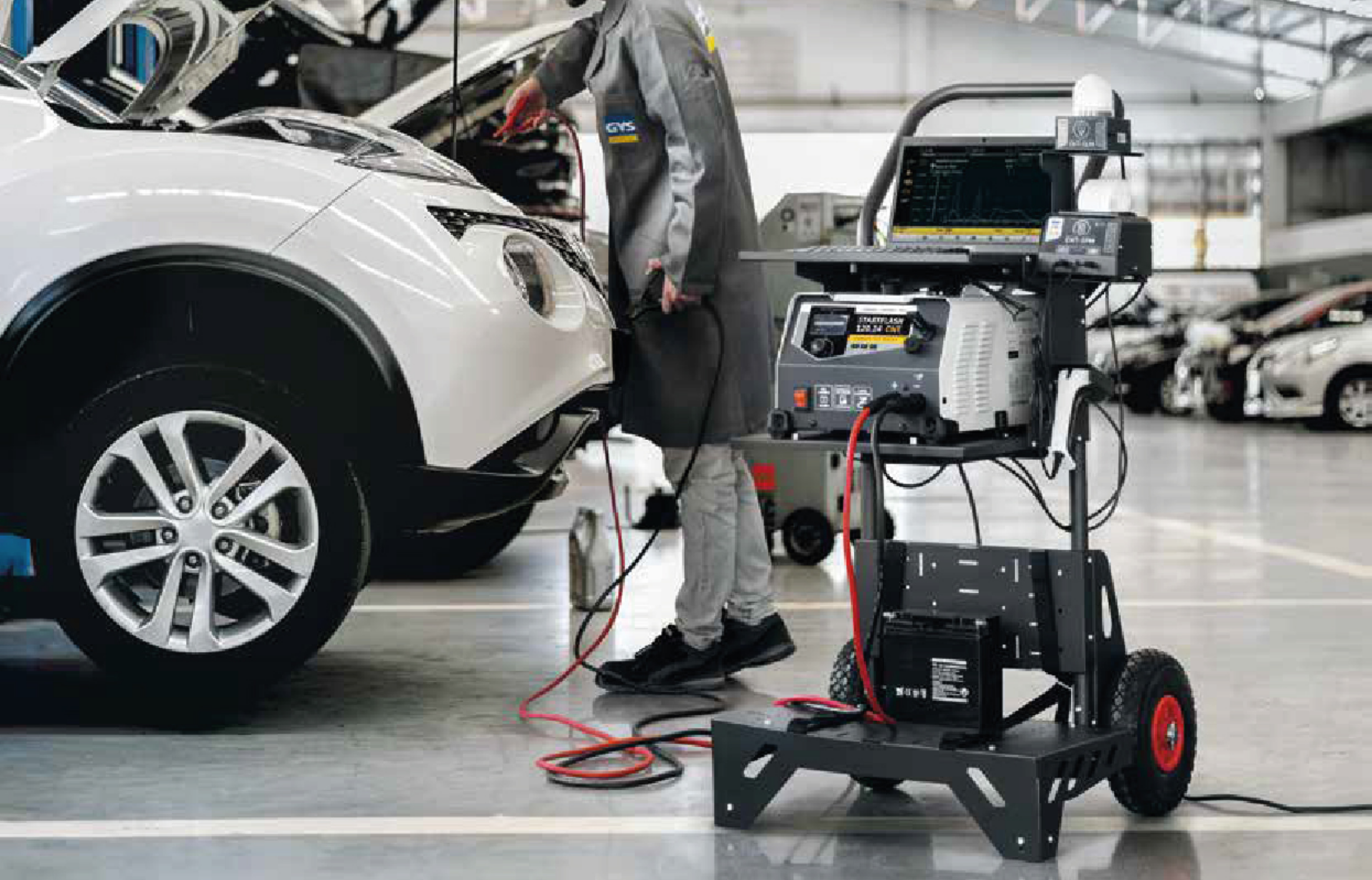 un meccanico che ripara un'automobile