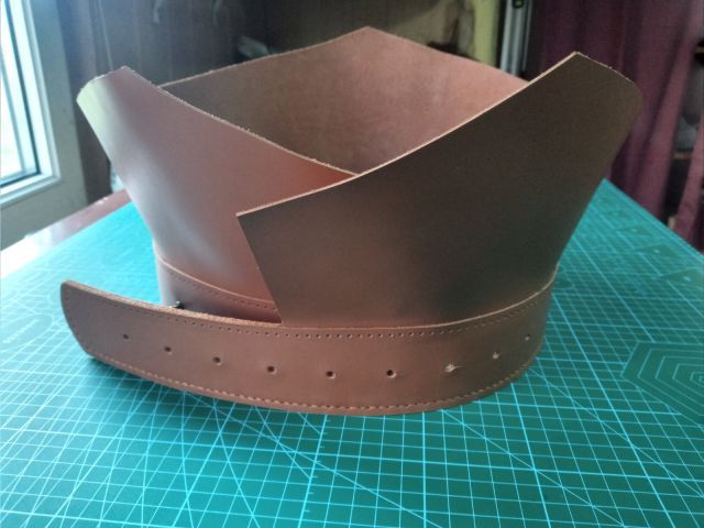 Коньячний шкіряний ремінь ручної роботи з прошитими краями та отворами для регулювання, фото на килимку для різання