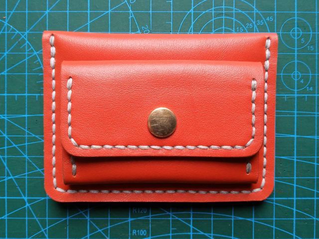 Червоний шкіряний міні-гаманець з монетницею на кнопці