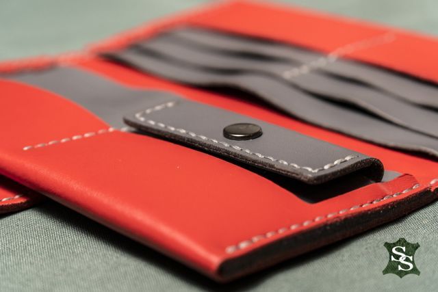 Червоний гаманець на застібці