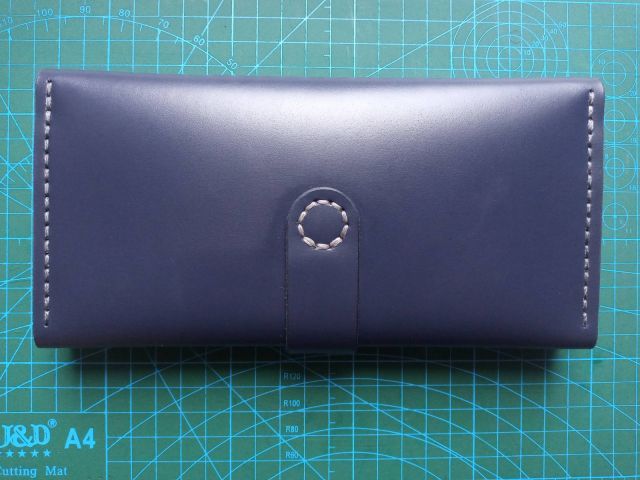 Шкіряний гаманець-клатч з кнопкою та тисненням (синій)