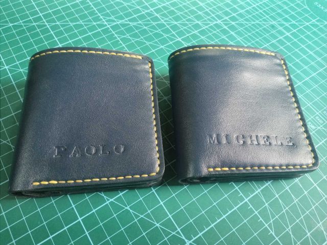 Coppia di portafogli in pelle (lui/lei) con nome e portamonete