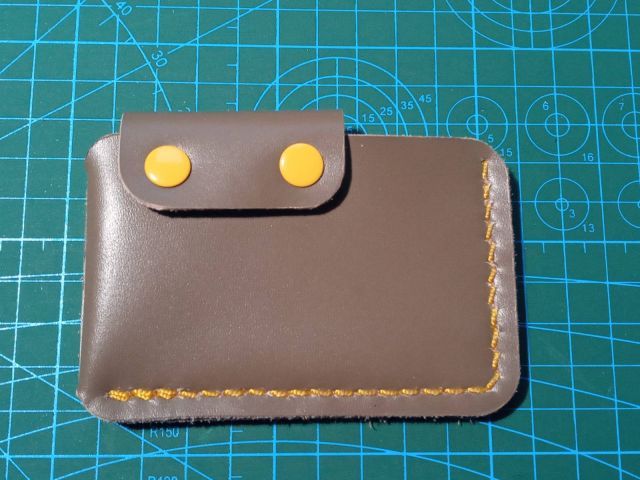 Portacarte mini fatto a mano con doppio bottone