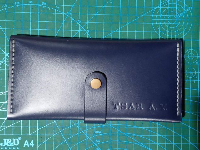 Шкіряний гаманець-клатч з кнопкою та тисненням (синій)