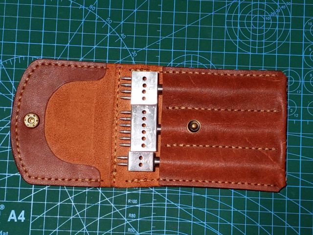 Custodia in pelle per punzoni con bottone (marrone)