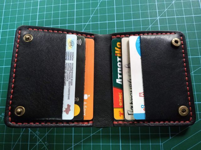 Portafoglio minimal in pelle per carte con cuciture rosse