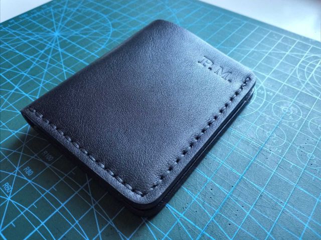 Portacarte slim in pelle con iniziali (P.M.)