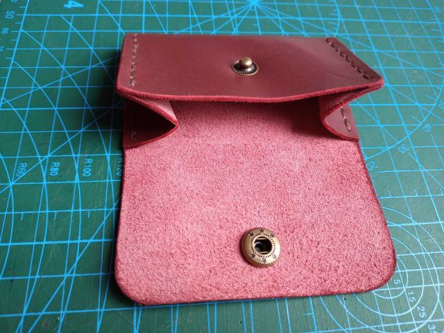 Portamonete bordeaux con bottone in ottone e fodera in camoscio