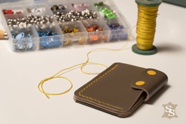 Portacarte mini fatto a mano con doppio bottone