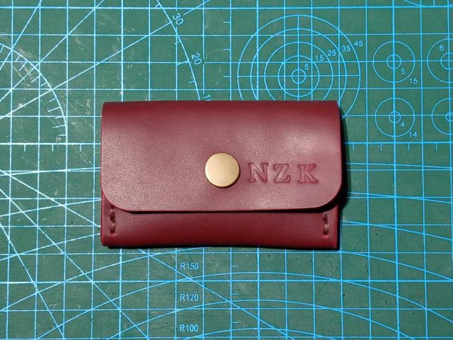 Portamonete bordeaux con bottone in ottone e fodera in camoscio